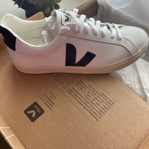 Womens Veja Esplar Logo Leather sneakers -US size 8- brand new/never worn in box